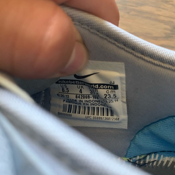 Women’s Nike shoes 6.5 - Picture 3 of 3